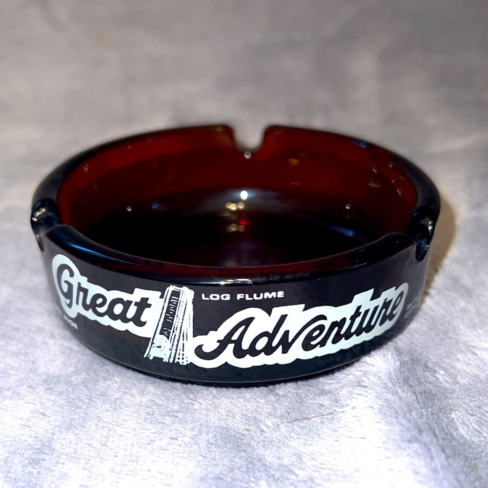 VINTAGE AMBER COLORED GREAT ADVENTURE PARK 3 GROOVE GLASS ASHTRAY SOUVENIR